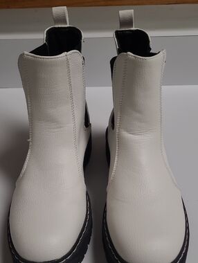 Sincerely Jules White Chelsea Lug Sole Boots
